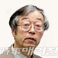 처음에는 같은 이름을 가지고 있는 한 일본계 미국인인 도리안 나카모토(Dorian Satoshi Nakamoto)가 실제 일문이라는 설이 있었다. 지난 2014년 3월 6일 미국의 뉴스위크(newsweek)지는 ‘비트코인의 얼굴(The face behind Bitcoin)’이라는 커버스토리를 통해 캘리포니아에 살고 있는 당시 64세의 일본계 엔지니어인을 지목했다.