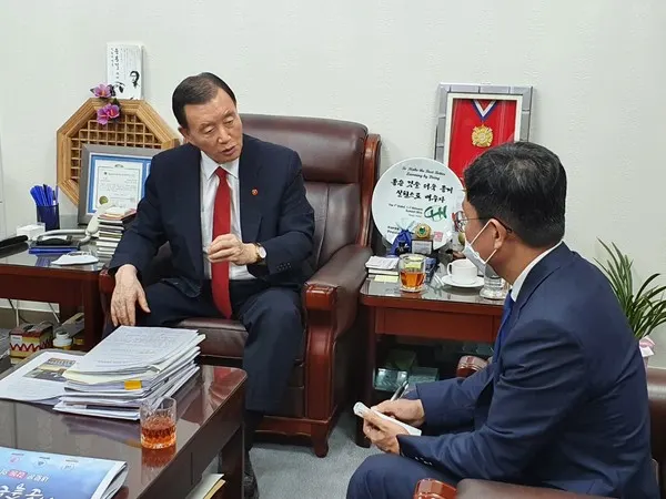 홍문표 의원, 기재부 책임자에 삽교역 신설 촉구..