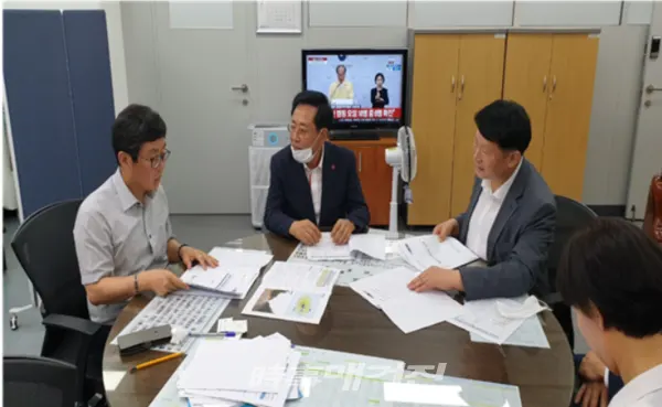 제주특별자치도의회 좌남수 의장이 정부세종청사를 방문해 실무자들과 제주현안 해결 및 국비확보 등을 건의하고 있다(사진_제주특별자치도의회)
