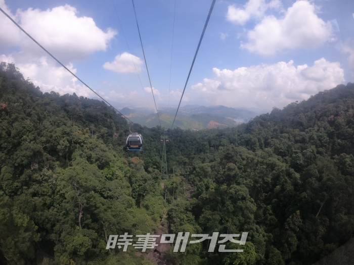 해발 약 1,500m 정상에 위치한 다낭의 바나힐. 케이블카의 길이만 5.2Km로 거슬러 오르는데만 20분이 소요된다.