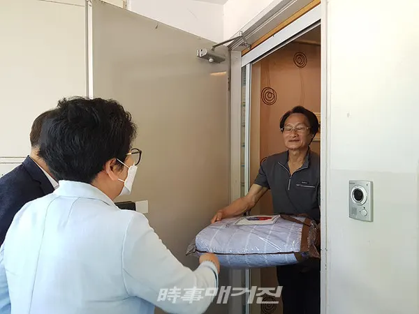 광주광역시 광산구는 “16일 수완동 지역사회보장협의체가 호국보훈의 달을 맞아, 국가유공자 세대 15곳에 여름이불을 전달하고, 감사의 마음을 전했다”고 밝혔다.(사진_광주광역시 광산구청)