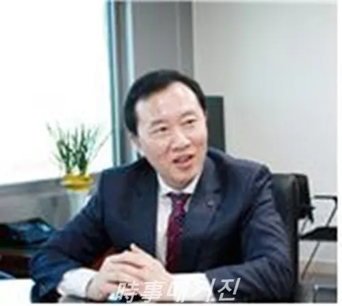 한국전력(대표이사 사장 김종갑)은 3월 4일(월) 나주본사에서 임시주주총회를 개최하여 김성암 前 경남본부장을 상임이사로 선임하고 전력그리드본부장(부사장)으로 임명했다. 김성암 부사장은 남주고등학교와 홍익대학교 전기공학과를 나와 1985년 한전에 입사 감사실 일상감사팀장, 남부건설본부장, 송변전건설처장, 경남본부장을 지냈다. (사진_한전)