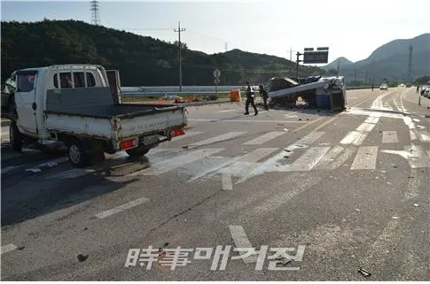 정읍 교차로 트럭 2대 충돌(사진_전북경찰청)