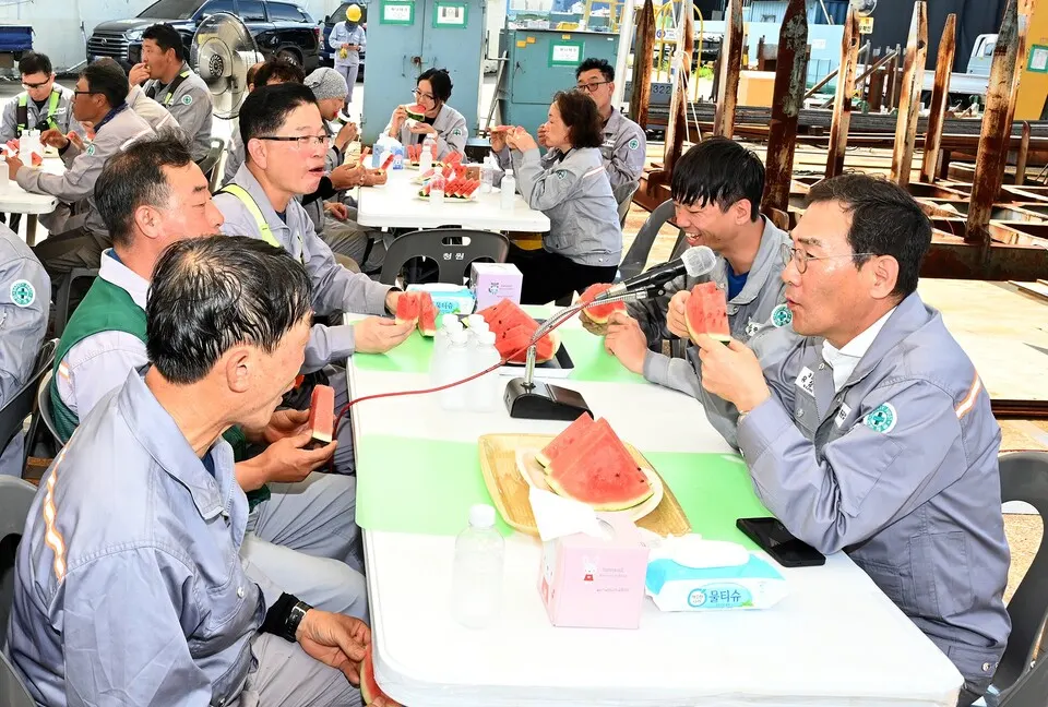 7일 복날을 맞아 열린 격려 수박 간담회에서 HJ중공업 유상철 대표(사진 우측)가 협력사 관계자들과 소통하고 있다.(사진_HJ중공업)