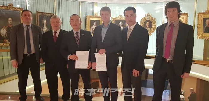 러시아 유라시아투자펀드연합 본사 한국지사 권한 계약서 서명. 우측 러시아 유라시아투자펀드연합 라드세프 세르게이 회장과 함께