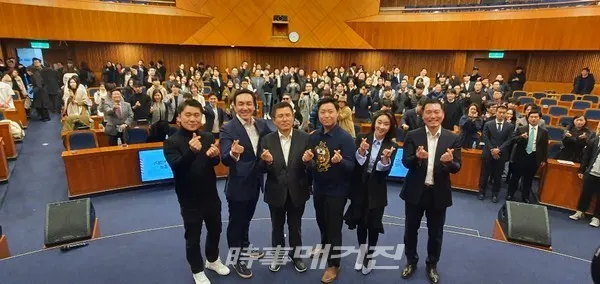 청년 연사들에 대한 자유한국당 황교안 대표의 격려가 이어졌다.