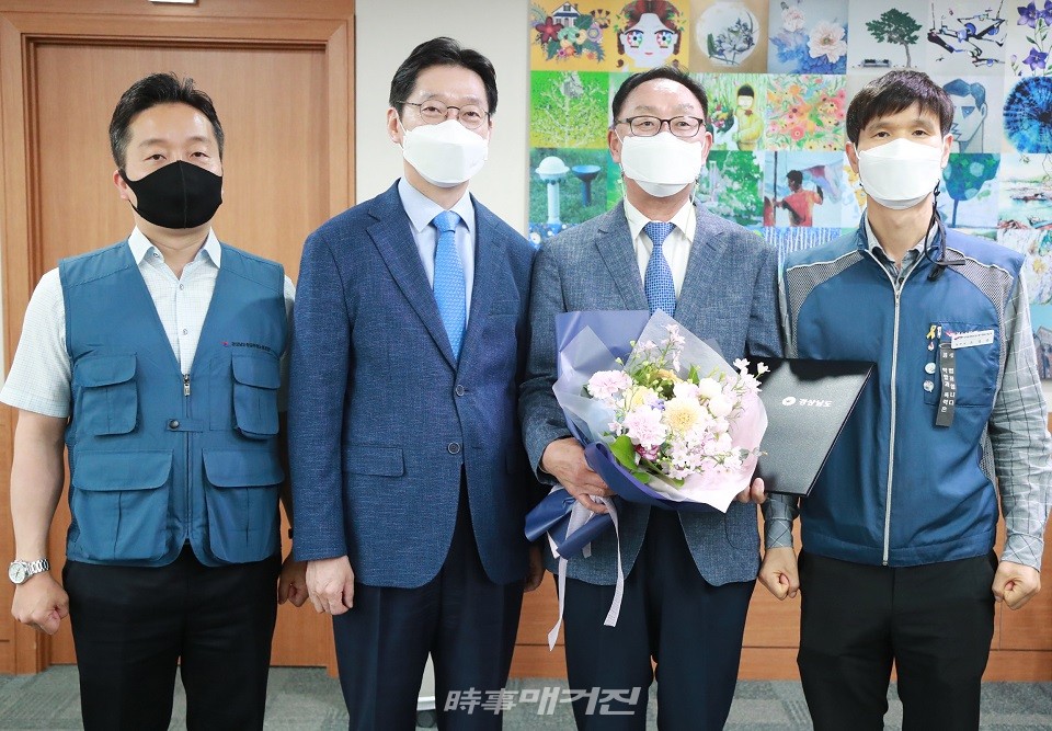 12일 17년 만에 복직하게 된 이병하 주무관이 김경수 도지사로부터 임용장을 수여받고 기념촬영을 하고 있다.(사진_경남도청)