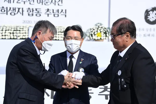 ▲ 여수시(시장 권오봉)는 여순사건 합동 추념식에서 윤정근 여순사건 유족회장과 순직 경찰 유족대표가 화해와 상생의 악수를 하고 있다.