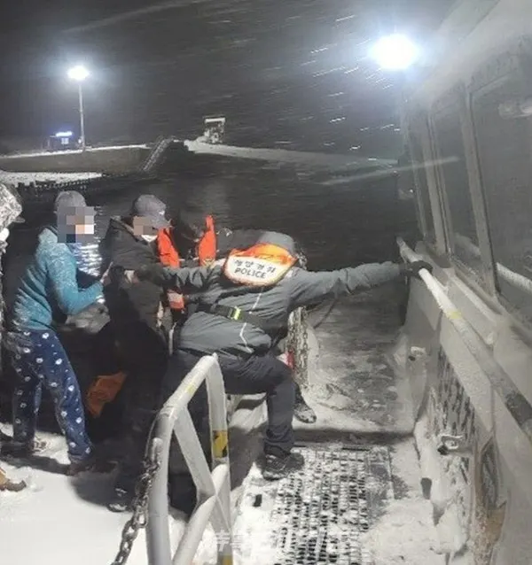 목포해양경찰서는 "한밤중 서해남부 전 해상에 풍랑주의보가 발효된 가운데 섬마을에서 두통을 호소하는 80대 고혈압 응급환자가 발생해 해경이 긴급 이송했다"고 밝혔다.(사진_목포해영경찰서)