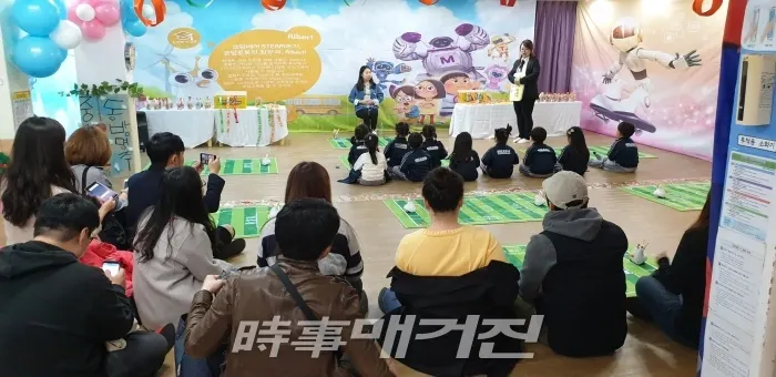 사진 코딩키즈의 '스택영어' 교육을 학부모와 함께하고 있는 모습 (제공_코딩키즈)