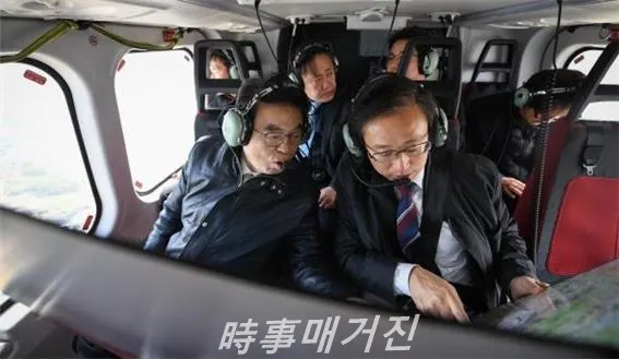 오 시장이 헬기를 타고 부산 전역을 둘러보고 있다. (사진: 부산시)