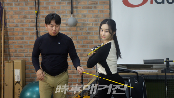 백스윙 초반에는 상체(팔과 어깨)가 먼저 회전하며 시작된다. /사진_에스골프아카데미