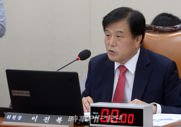 2017년 이진복 전 의원이 국회 정무위원회 위원장으로 재직 당시에 열린 정무위 전체회의에서 회의를 주재하고 있다.(사진_시사매거진)