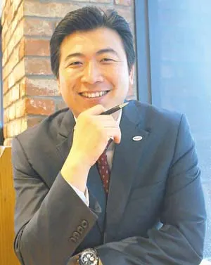 ▲ 그의 주요 상담분야는 투자, 고객들에게 보장자산을 왜 먼저 형성하고 부를 축척해야 되는지를 설명하고 적극적인 투자를 통해 그들이 부자가 되는 지름길을 알려주고 있다.