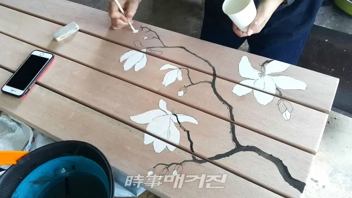 청년목수가 만든 아트벤치(사진_전주시)