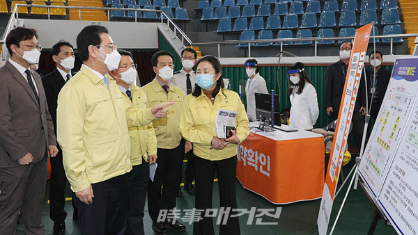 전라남도 김영록 도지사는 “26일 코로나19 백신 예방접종 첫날 여수 흥국체육관에 마련된 지역예방접종센터를 찾아 “안전한 예방접종이 이뤄질 수 있도록 최선을 다해줄 것”을 당부했다“고 밝혔다.(사진_전남도청)