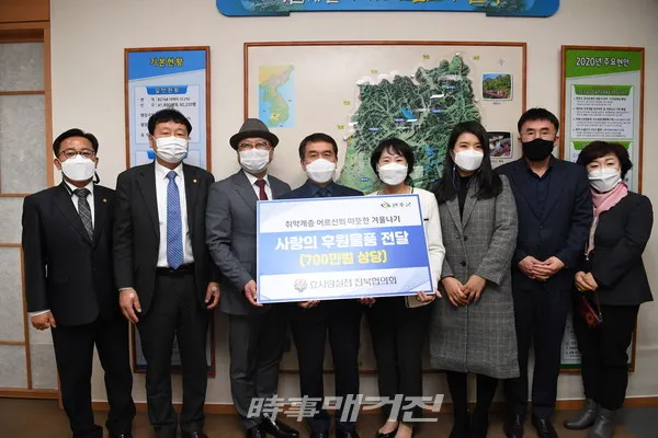 효사랑실천전북협의회는 완주군청을 찾아 이불과 밥솥, 김장김치, 달력 등 700만원 상당의 후원물품을 기탁했다.(사진-완주군청)