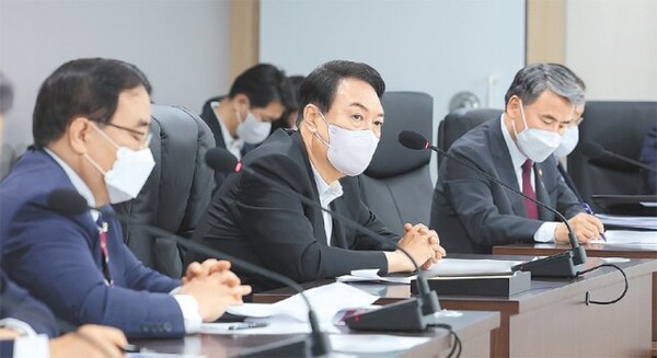 윤석열 대통령이 5일 서울 용산구 대통령실 청사 지하에 있는 국가위기관리센터에서 김성한 국가안보실장 주재로 열린 국가안전보장회의(NSC) 상임위원회에 참석해 북한의 탄도미사일 발사 현황과 대응 방안에 대한 보고를 받고 있다.(사진_대통령실)
