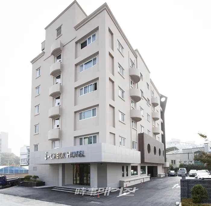 현진관광호텔과 더불어 채 대표가 운영 중인 동해아이체크호텔 역시 심플하고 세련되며 아늑한 분위기의 객실로 가족이나 연인들이 동해를 방문해 편히 휴식을 즐기기에 제격이지만 특히 비즈니스 고객들의 선호도가 매우 높다.