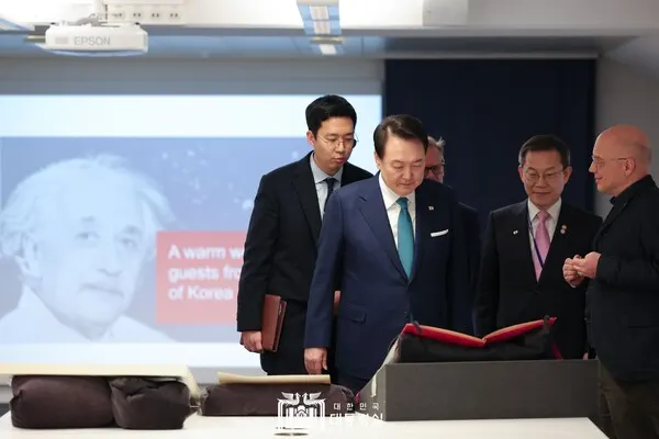 윤석열 대통령이 19일 오후(현지시간) 스위스 취리히 연방공과대학에서 양자 분야 석학들을 만나 아인슈타인에 대한 설명을 듣고 있다.(사진_대통령실)