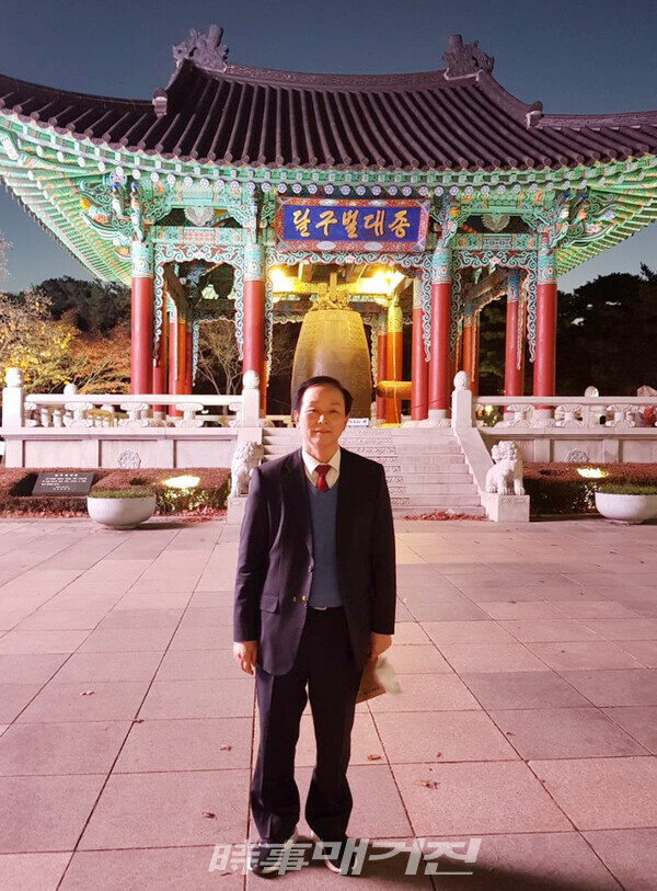 ▲ 최성덕 윤사모 중앙회장이 오는 7일 행사준비를 위해 행사장 주변을 둘러본 뒤 기념촬영을 하고 있다.