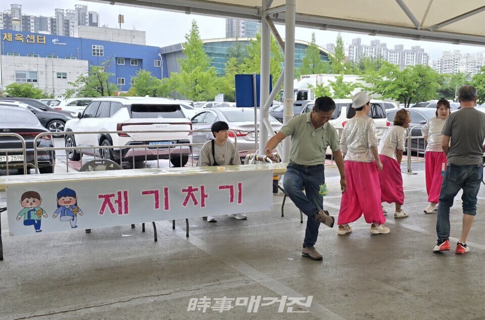 단오행사 제기차기 체험을 하고있다