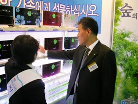▲ 롯데 우수기업 초청 박람회에서 롯데닷컴 강현구 대표가 Dr. Luft 자연산림욕기의 기능을 시현해 보고 있다.