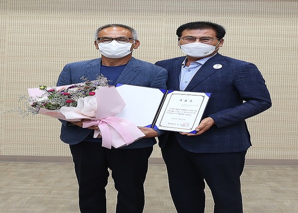 이상익 함평군수(오른쪽)와 귀농 기초영농교육 수료자/사진=함평군청 제공