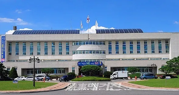 광양시가 "9월 25일 발표한 ‘2020 대한민국 SNS 대상’에서 기초지자체 市 부문 최우수상으로 선정되는 영예를 안아 2017년부터 SNS 관련 분야에서 4년 연속 수상이라는 쾌거를 달성했다"고 28일 밝혔다.사진은 광양시청 청사 전경이다.(사진_송상교기자)
