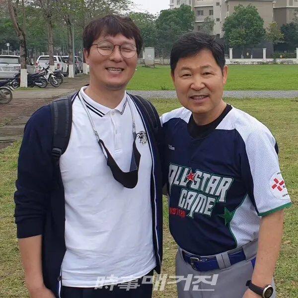 이장형 베트남 야구협회 지원단장(좌)과 이만수 헐크파운데이션 이사장(사진_헐크파운데이션)