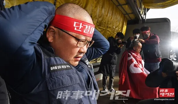 정부가 민주노총 공공운수노조 화물연대본부 총파업에 대해 업무개시명령을 발동한 지난달 29일 경기 의왕시 내륙컨테이너기지(ICD)에서 열린 결의대회에서 이광재(왼쪽) 화물연대본부 서울경기지역본부장과 이봉주 화물연대본부 위원장이 명령 발동에 반발하며 삭발하고 있다.(사진_뉴시스)