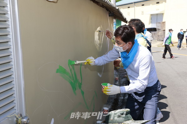 김철우 보성군수가 3일 보성군 문덕면 장운마을에서 마을 주민들과 함께 벽화를 그리며 구슬땀을 흘렸다.