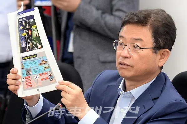 원내대책회의에 참석한 이철우 의원이 우리나라와 이스라엘의 미사일 방어체계 관련 자료를 들어보이고 있다.