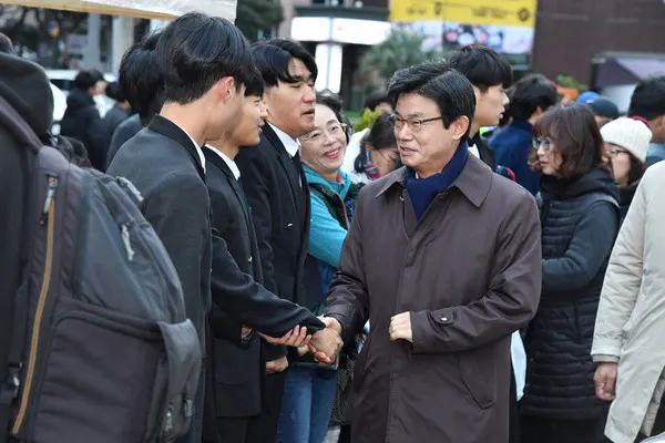 이석문 교육감이선배들을 응원하러 아침 일찍부터 시험장을 찾은 후배들을 격려하고 있다.