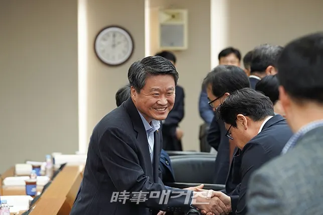김학도 중소벤처기업부 차관이 10일 수출입은행에서 연석회의를 개최하여 관계부처·분과위원장과 지자체 특구계획에 대한 사전협의를 하고있다. (자료제공_중소벤처기업부)