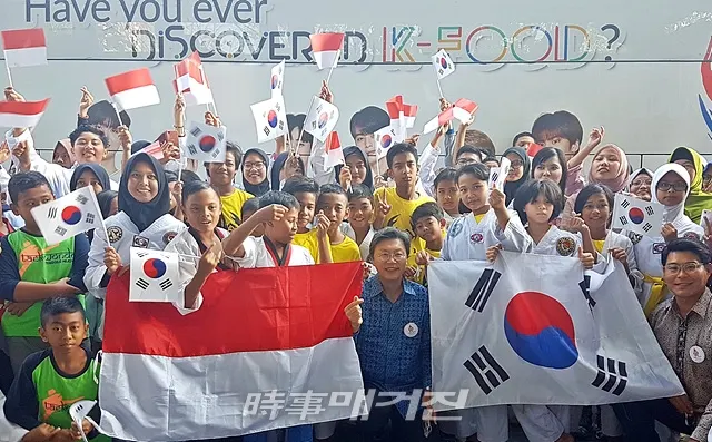 한국농수산식품유통공사(aT)는 농림축산식품부와 9월 7일과 8일 인도네시아 제2도시 수라바야에서 ‘태권도 스포츠마케팅 연계 K-FOOD 지방확산 프로젝트’ 행사를 개최했다.사진은 ‘태권도 스포츠마케팅 연계 K-FOOD 지방확산 프로젝트’ 행사 현장모습이다.(사진_한국농수산식품유통공사)