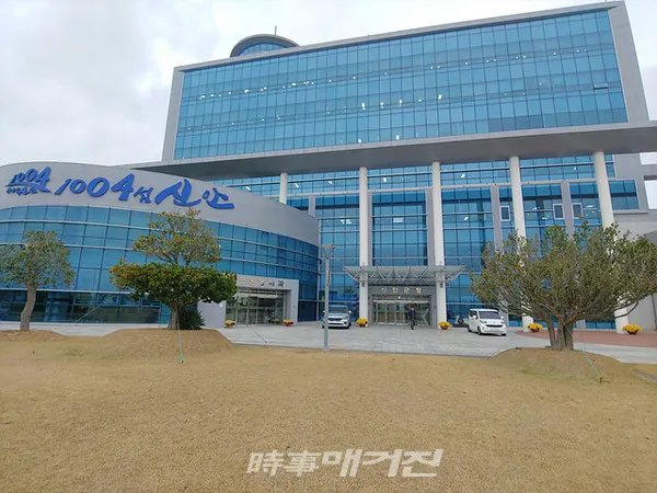 1004섬 신안군은 민족 고유의 명절인 설을 맞아 고향을 찾는 귀성객과 군민이 안전하고 따뜻한 명절을 보낼 수 있도록 24일부터 27일까지 교통, 생활쓰레기, 상하수도, 보건진료, 재난재해, 가축질병방역 등 7개 분야 설 연휴 종합대책을 추진한다.사진은 신안군청 청사전경이다.(사진_송상교기자)
