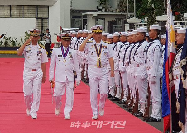 필리핀 해군의 공식 초청으로 11월 28일부터 29일까지 필리핀을 방문 중인 심승섭 해군참모총장(우측)이 로버트 임페드랏(Robert Empedrad) 필리핀 해군사령관(좌측)과 29일 필리핀 해군사령부에서 필리핀 해군 의장대의 사열을 받고 있다.(사진_해군)