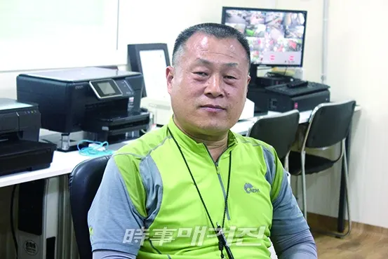 신창선 대표는 한길만 35년 째 걸어온 인물로 지난 세월 기술연구개발에 전념하며 집에서 자다가 잠이 안 오면 회사 연구실로 나와 밤을 샐 정도로 일에 대한 구상을 R&D하는 등 평생을 엔지니어로 그 누구보다도 열심히 살아왔다고 자부한다.