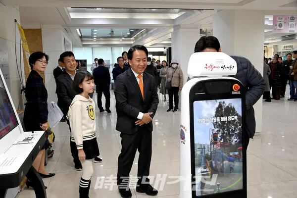 지난 21일 서대문구청 1층 로비에서 열린 서대문구 로봇 ‘서봇’ 시연회에서 이성헌 서대문구청장과 주민들이 로봇을 살펴보고 있다. (사진_서대문구 제공)
