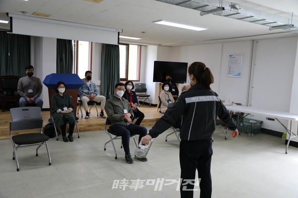 13일 여수해양경찰서 3층 강당에서 연안사고 예방을 위해 지역 주민을 모집해 안전시설물 점검과 구조 지원업무 등을 수행하는 연안안전지킴이 선발 체력·면접시험을 실시했다.
