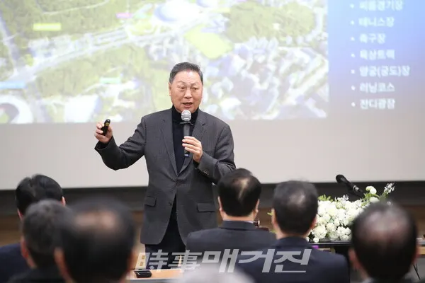 서울특별시체육회 정기 대의원총회에서 강태선 회장이 서울 체육의 미래 발전 방안을 주제로 프리젠테이션을 진행하고 있다. (사진_서울시체육회 제공)
