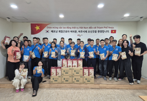 여주시는 27일 2026년 하반기 외국인 계절근로자 첫 입국을 맞아 베트남 계절근로자 20명을 환영하는 행사를 개최했다. (사진_여주시)