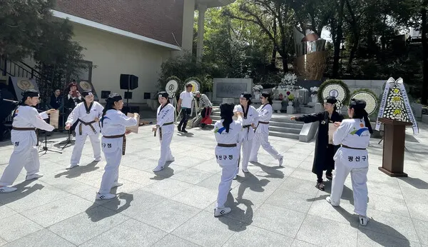 행복나루 실버태권도 시범단의 격파 시범 모습. (사진_이경태강사, 튼튼한태권도 관장)