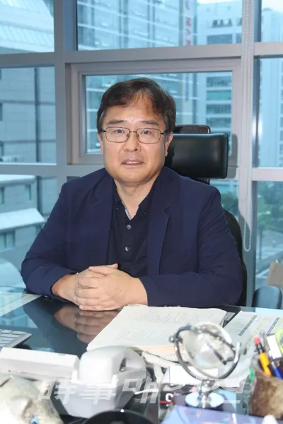 (주)디앤씨미디어 신현호 대표