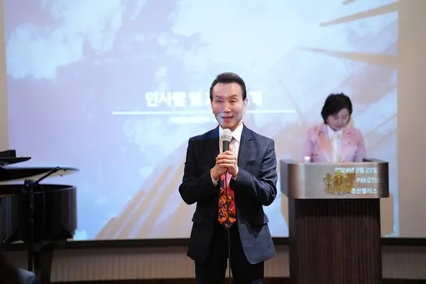 최호현 서울문화예술원 원장은 인사말을 통해 “앞으로 15주 동안 서울문화예술원과 시사매거진이 문화와 예술에 대한 심오한 관찰과 체험, 나아가 향유를 꿈꾸며 환상의 세계를 향한 멋진 여행을 떠날 것이다. 매주 금요일 저녁이 설레는 마음으로 기다려질 것이며 또 그렇게 될 수 있도록 최선을 다해 여러분들과 함께할 것이다”고 밝혔다.