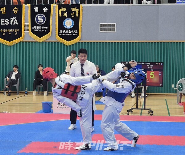 남자 초등부 +58kg 결승 청 진천 이월초등학교 한재민 홍 제천 홍광초등학교 심정원 주심 김종성 심판 (사진_이성만 기자)