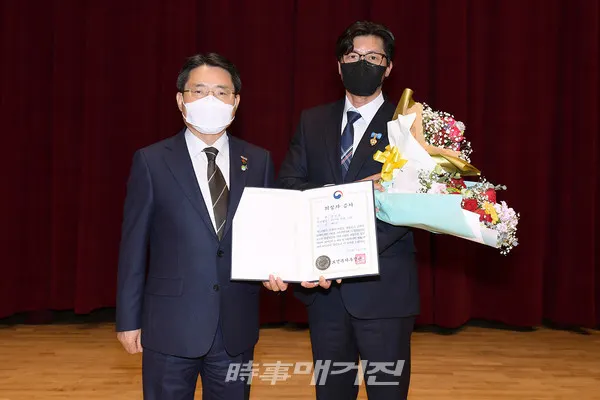 권오봉 여수시장이 맨몸으로 바다에 뛰어들어 침몰하는 차량에서 2명을 구조한 김진운 씨에게 지난 3일 여수문화홀에서 열린 5월 정례회에서 의상자 증서(9등급)와 보상금을 전달했다.