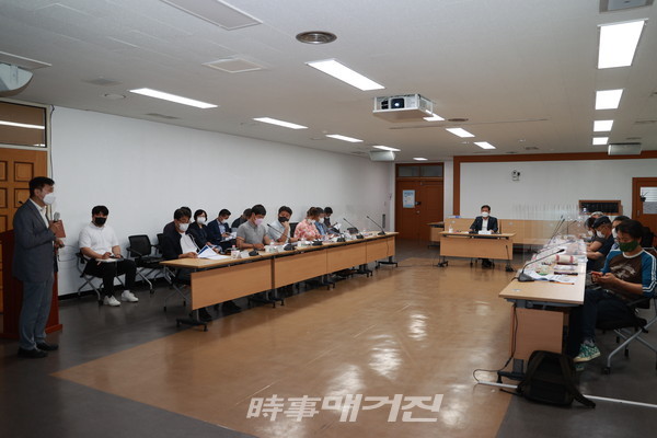 진안군은 17일 군청 상황실에서 진안 '지혜의 숲' 복합문화센터 건립 타당성 조사 및 기본계획 수립용역을 위한 중간보고회를 가졌다.(사진-진안군청)