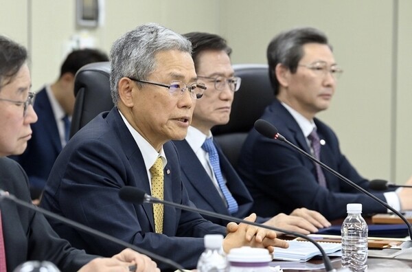 지난 3일 한전 김동철 사장이 한전 아트센터에서 열린 '전력그룹사 긴급 사장단 회의'에서 회의를 주재하고 있다.(사진_한전)